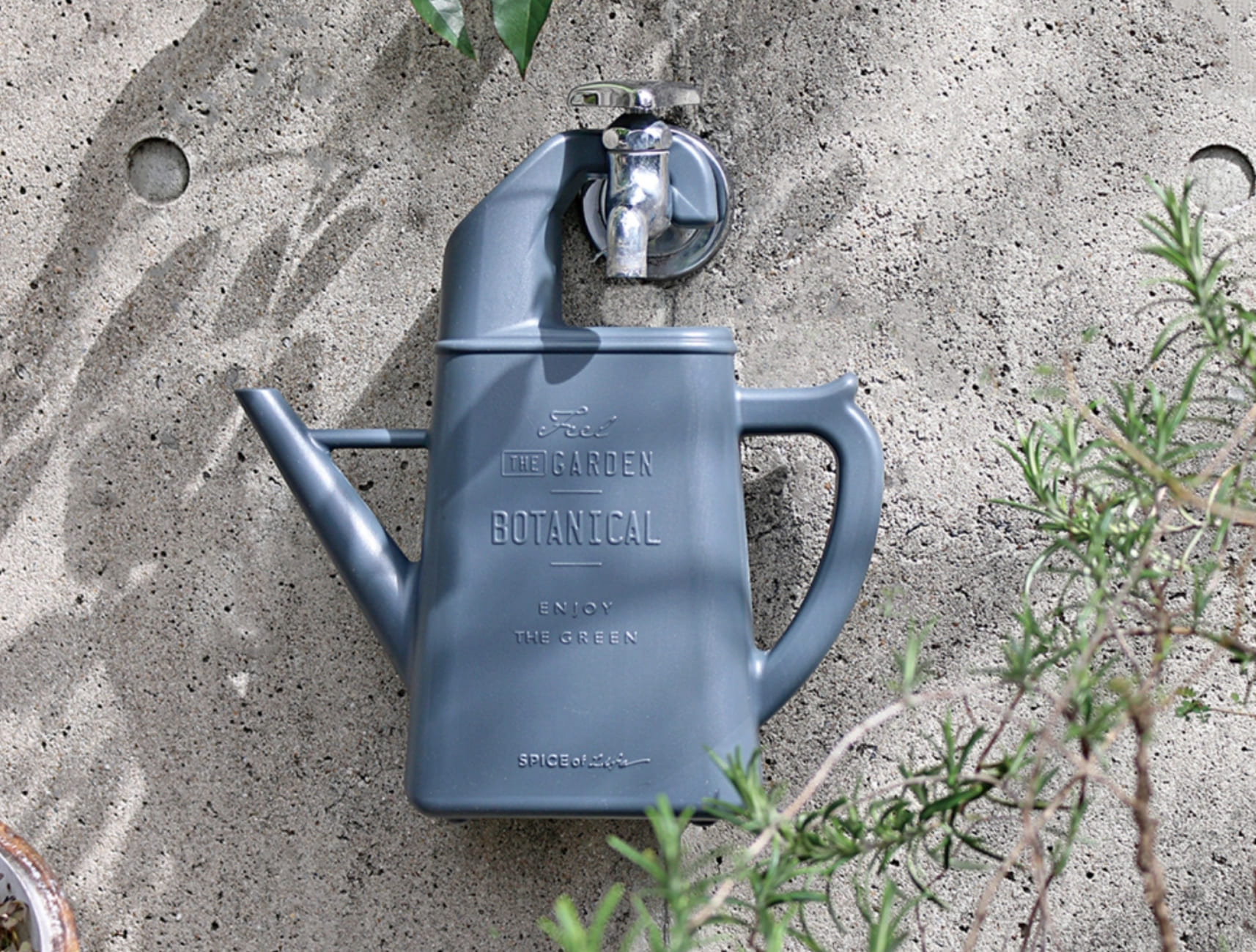 かけられるジョーロ